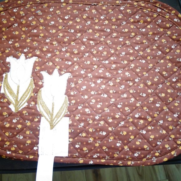 Set of 6 Cream Tulip Placemats  & Matching Tulip Napkins - Picture 3 of 5